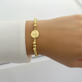 Pulsera tejida Maria Auxiliadora en mano
