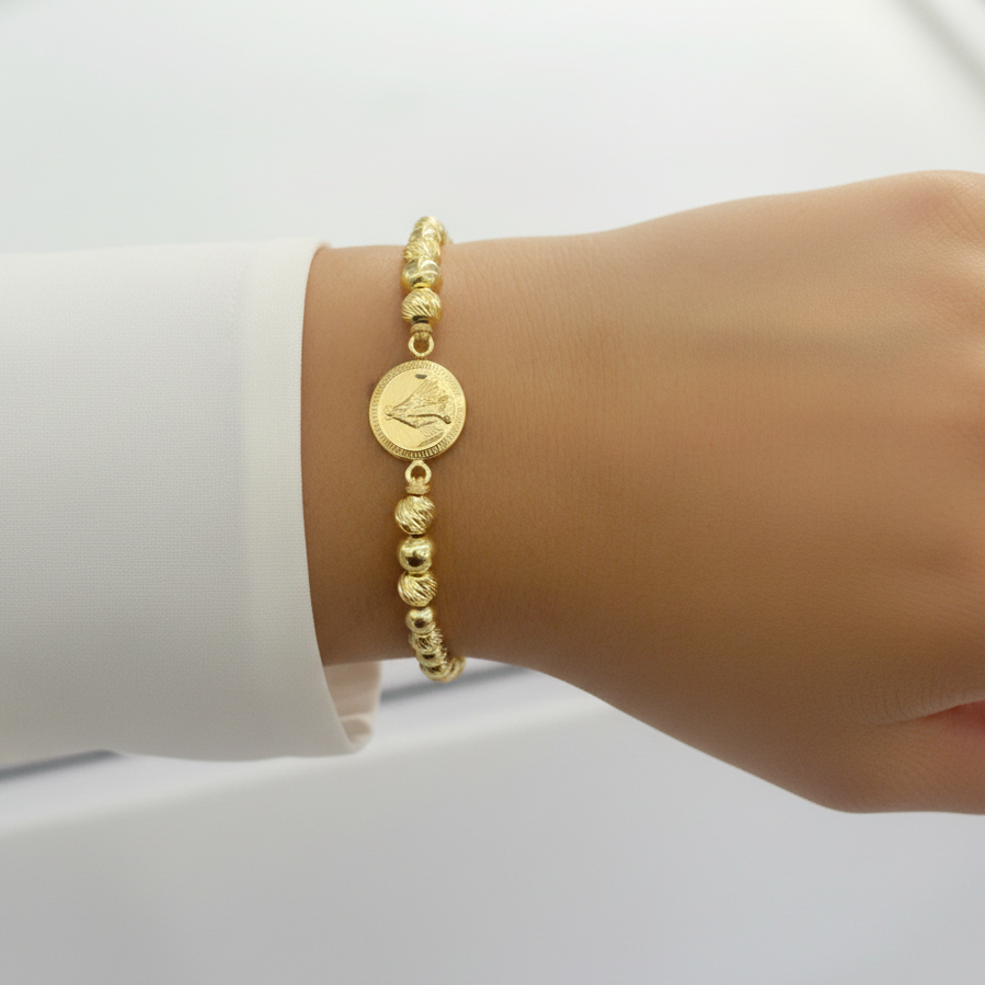 Pulsera tejida Maria Auxiliadora en mano