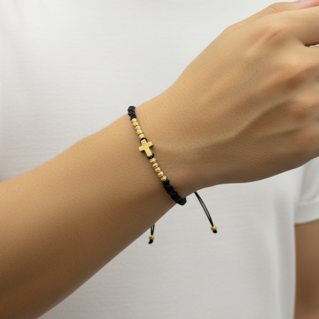 Pulsera tejida oración en mano de hombre - alternativa