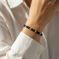 Pulsera tejida pasión en mano
