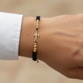 Pulsera tejida piloto en mano de hombre
