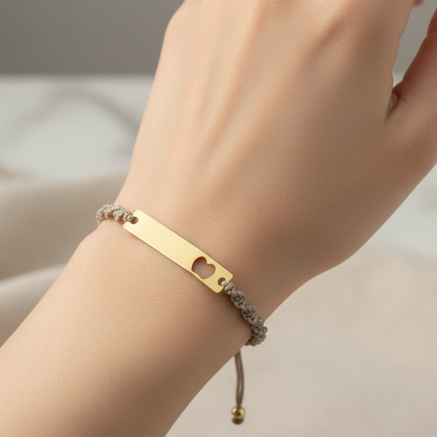 Pulsera Tejida Placas on hand with pastel pink nails - different angle