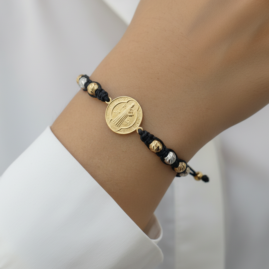 Pulsera tejida protección en mano
