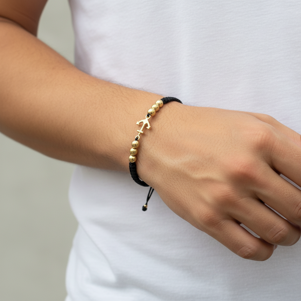 Pulsera tejida resistencia en mano de hombre