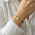 Pulsera tejida rey en mano