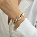 Pulsera tejida rolex en mano