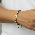 Pulsera tejida sagrado en mano de hombre
