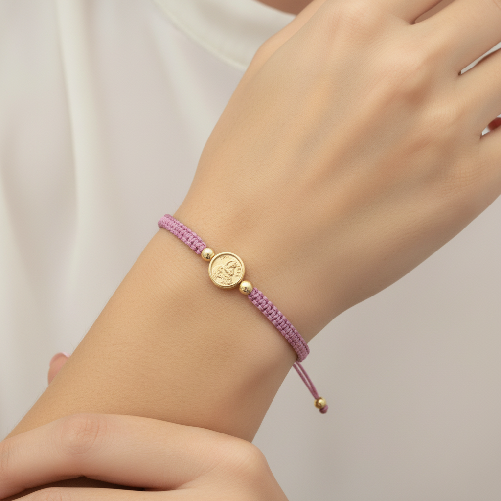 Pulsera Tejida San José with pastel pink nails