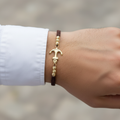 Pulsera tejida seguro en mano de hombre - alternativa
