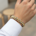 Pulsera tejida simétrica en mano de hombre - alternativa
