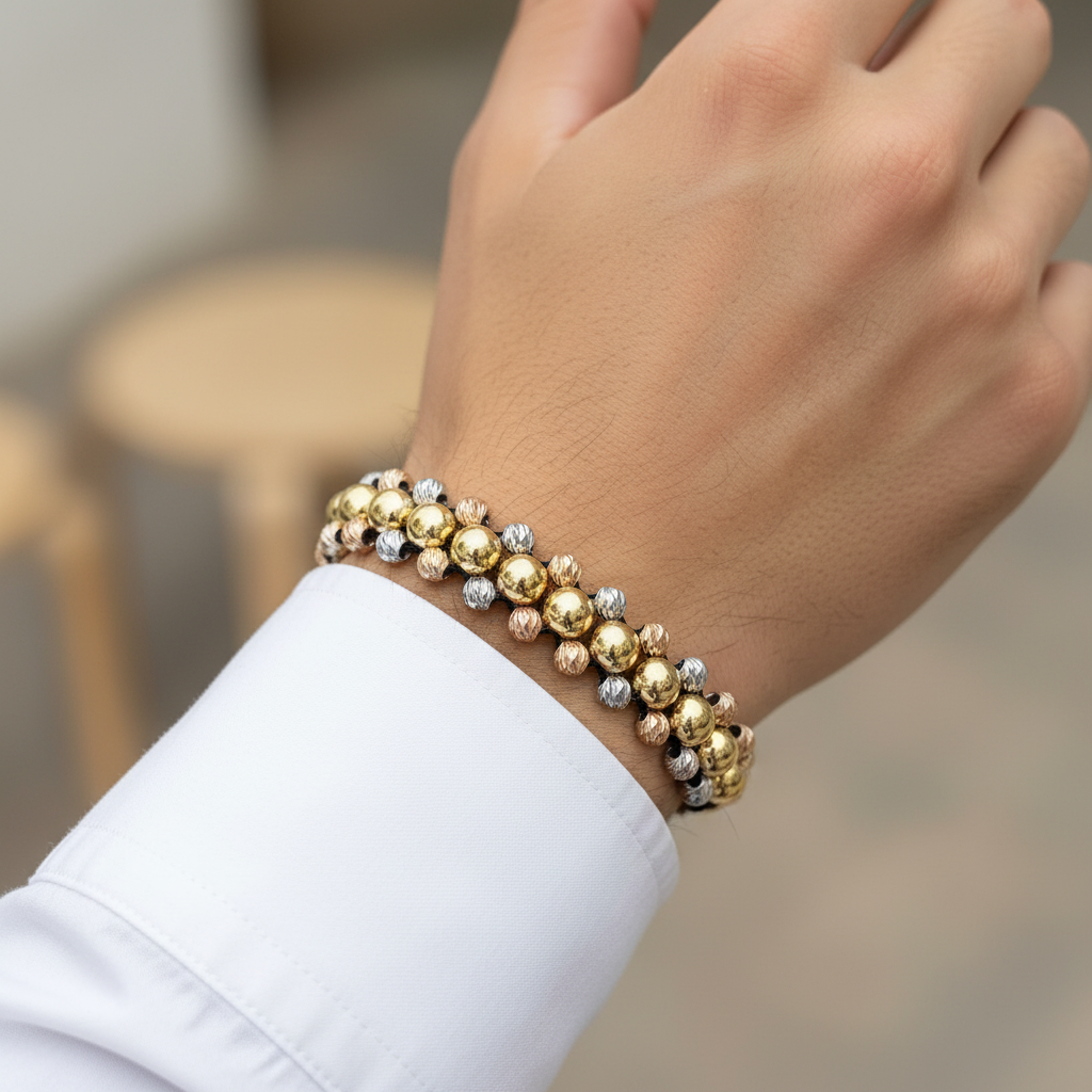 Pulsera tejida simétrica en mano de hombre - alternativa