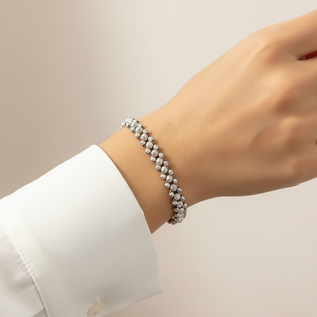 Pulsera tejida suprema en mano