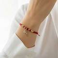 Pulsera Tejido Candado en mano con blusa blanca