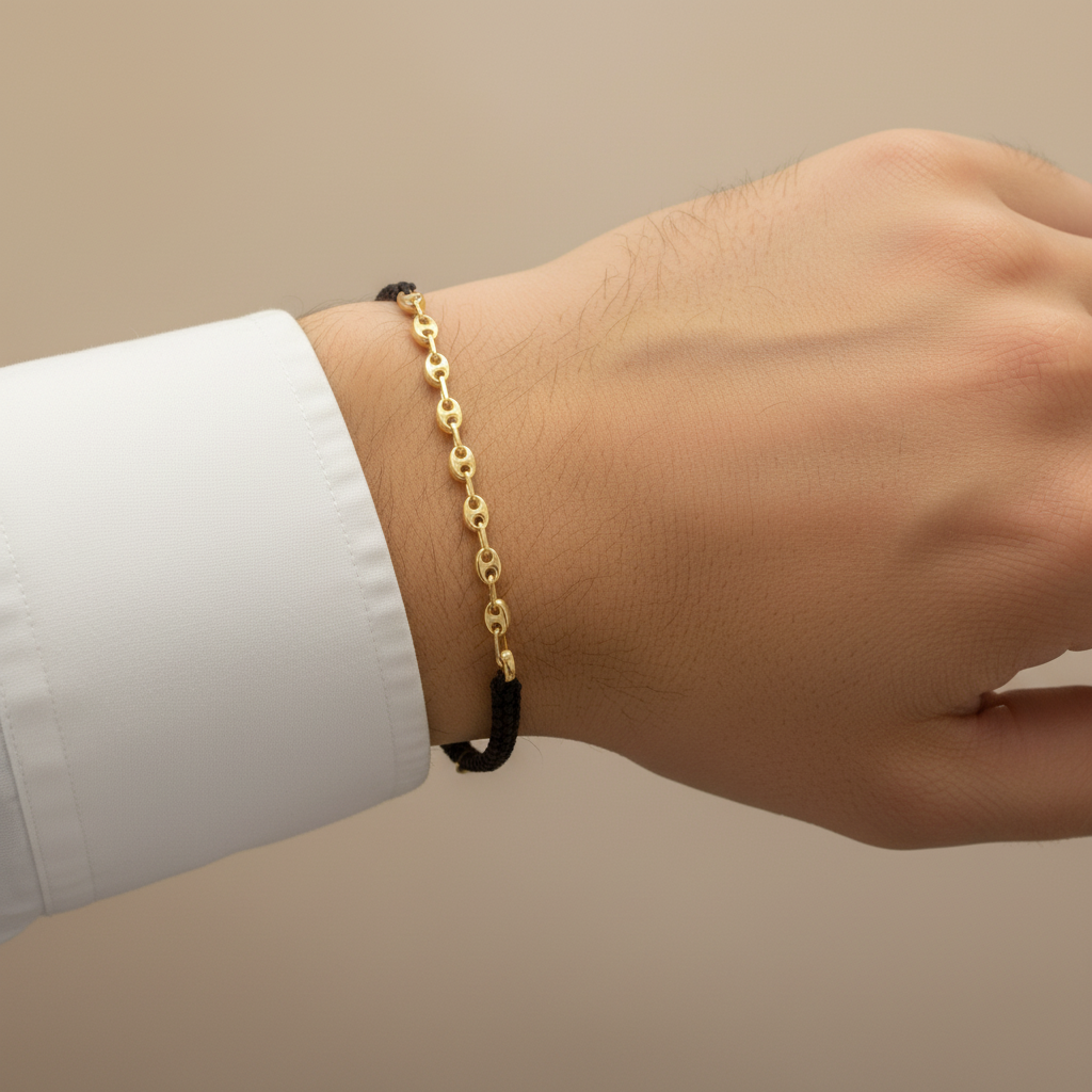 Pulsera tejido gucci en mano de hombre