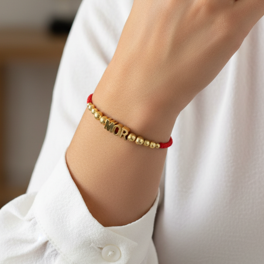 Pulsera tejido mor en mano