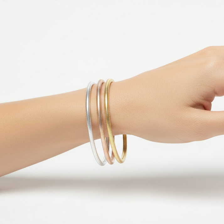 Pulseras 3 oros en mano delicada