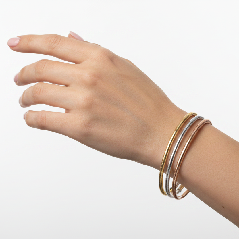 Pulseras tres oros en mano delicada
