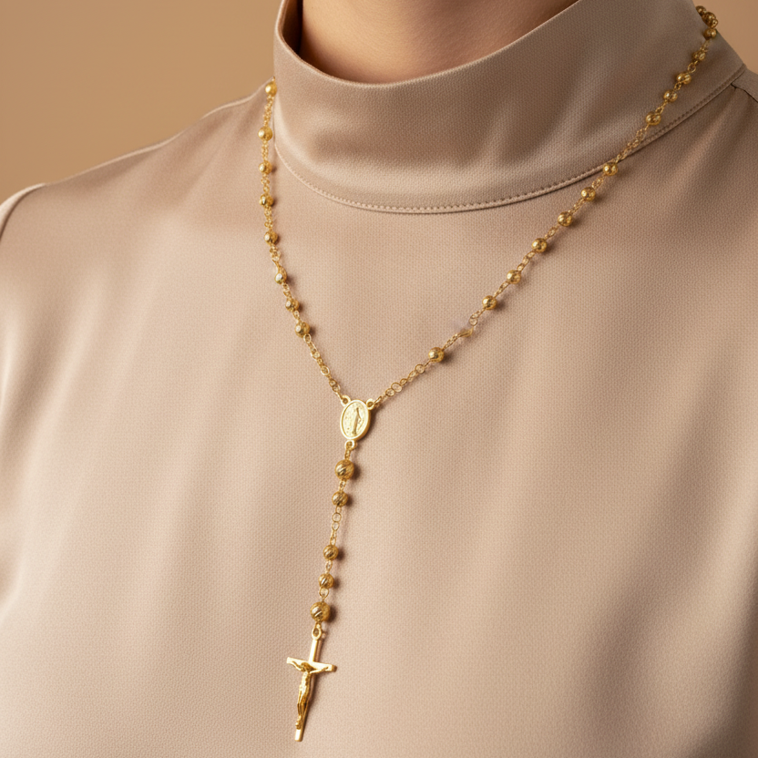 Rosario oro amarillo con blusa elegante