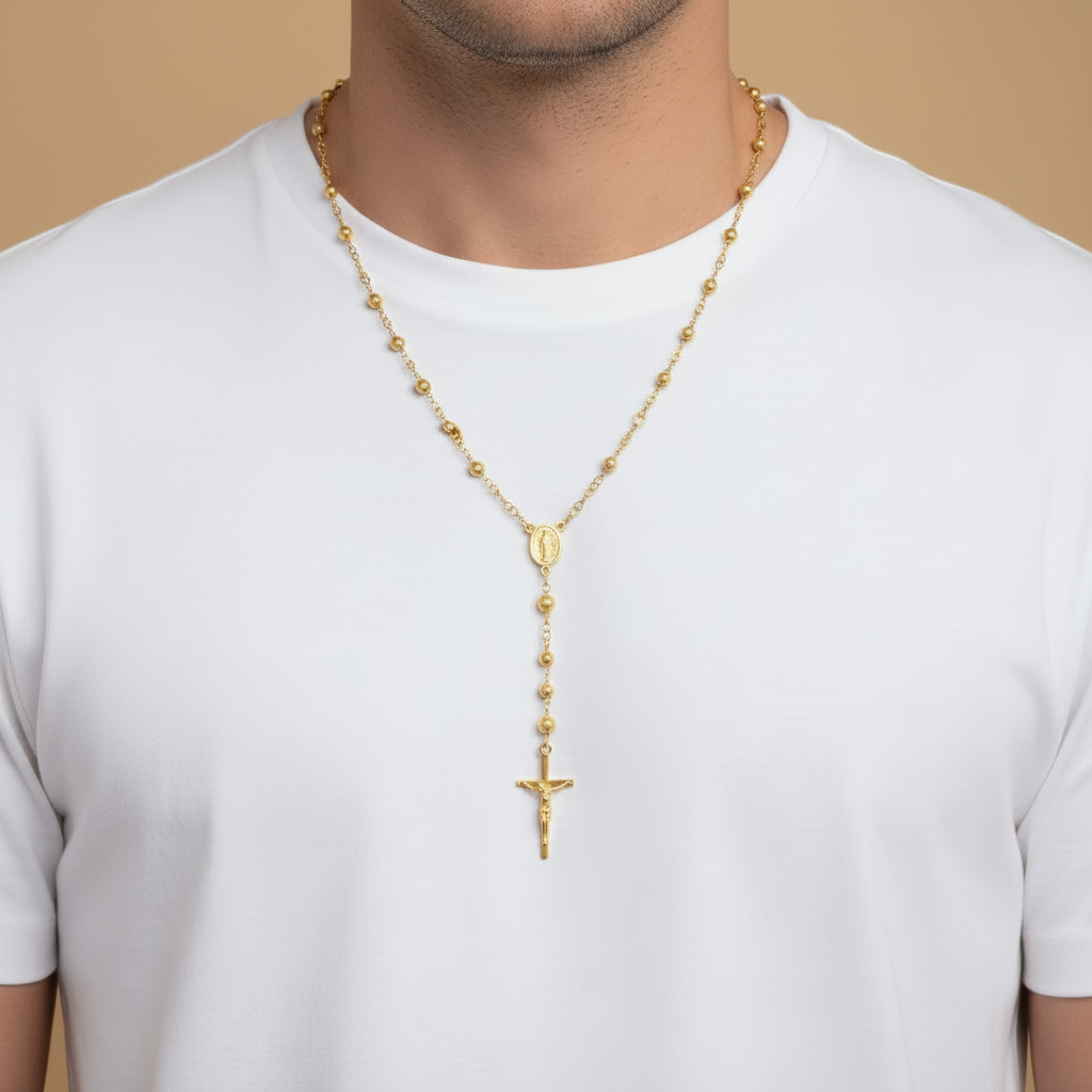 Rosario oro amarillo en hombre con camiseta blanca