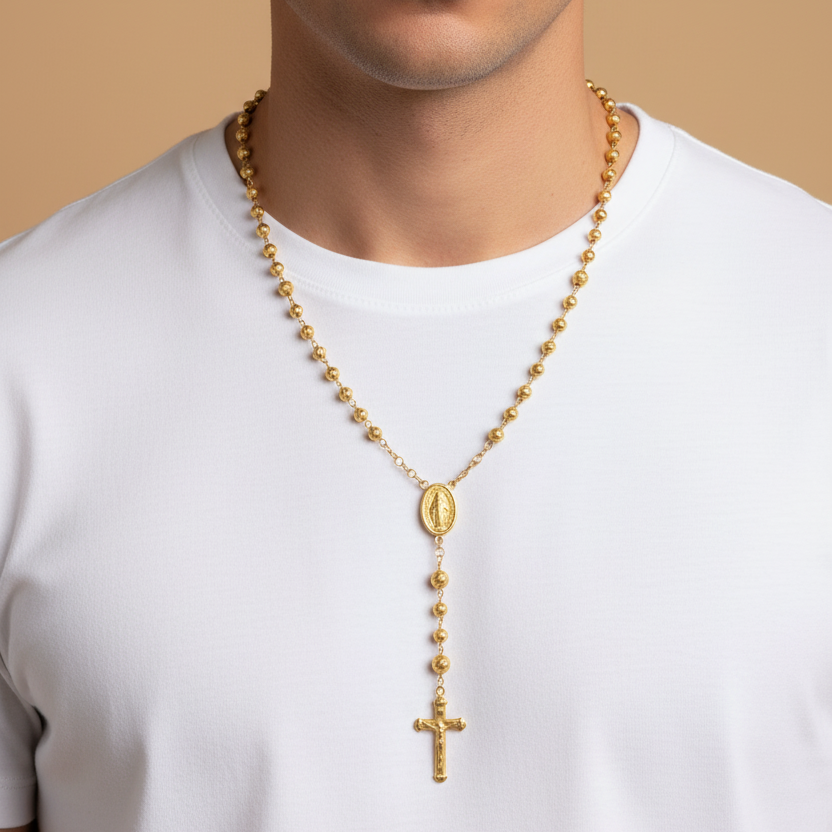 Rosario oro amarillo en hombre con camiseta blanca