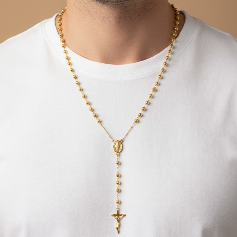 Rosario oro amarillo en hombre con camiseta blanca