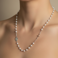 Rosario plateado con perlas en cuello
