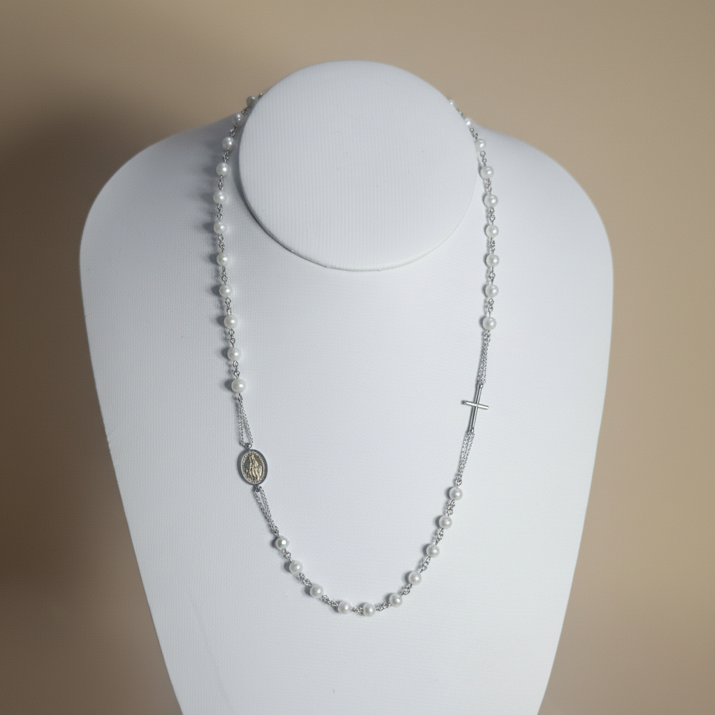 Rosario plateado con perlas