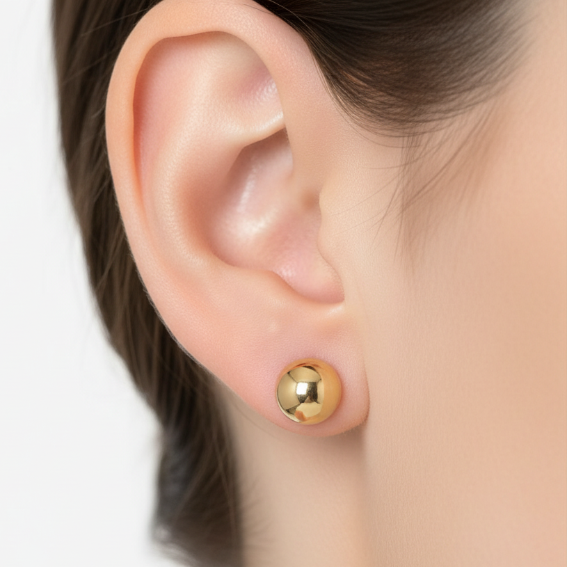 Topito balín liso dorado 8mm en oreja - más pequeño