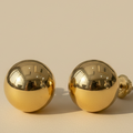 Topitos bolita grandes en oro brillantes sin reflejo de persona