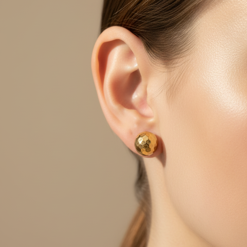 Topitos de oro martillados en oreja