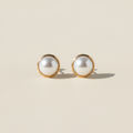 Topitos en oro con perla fondo beige plano
