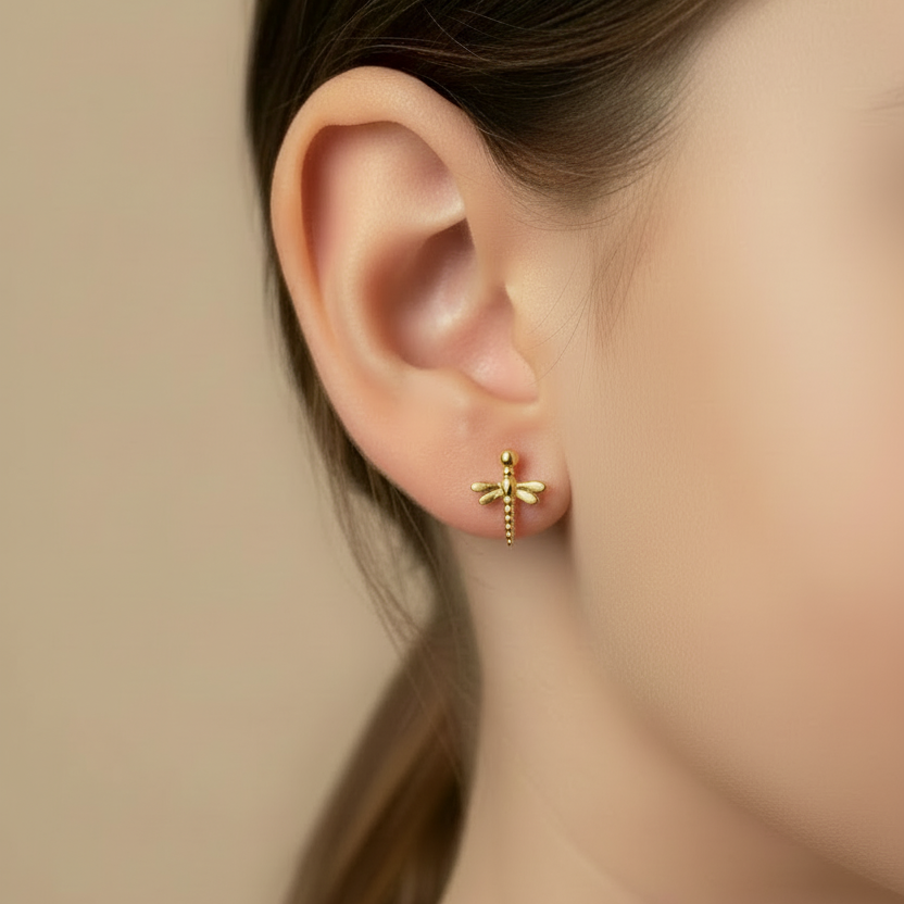 Topitos libélula en oro ultra pequeños en oreja de niña