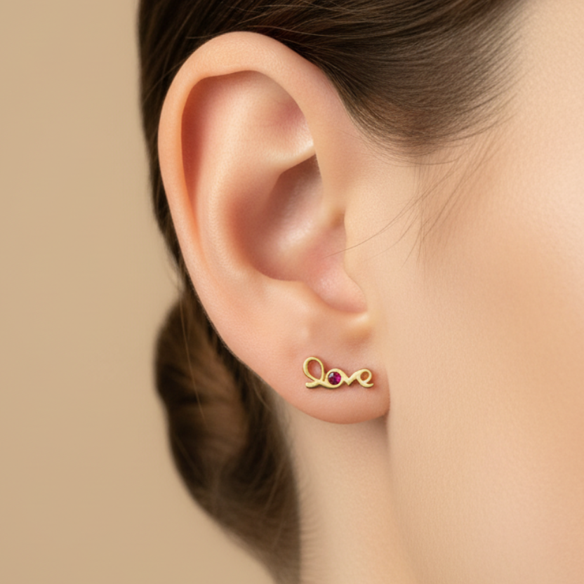 Topitos LOVE en oro muy pequeños en oreja