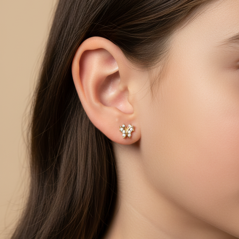 Topitos mariposa en oro super chiquititos en oreja de niña