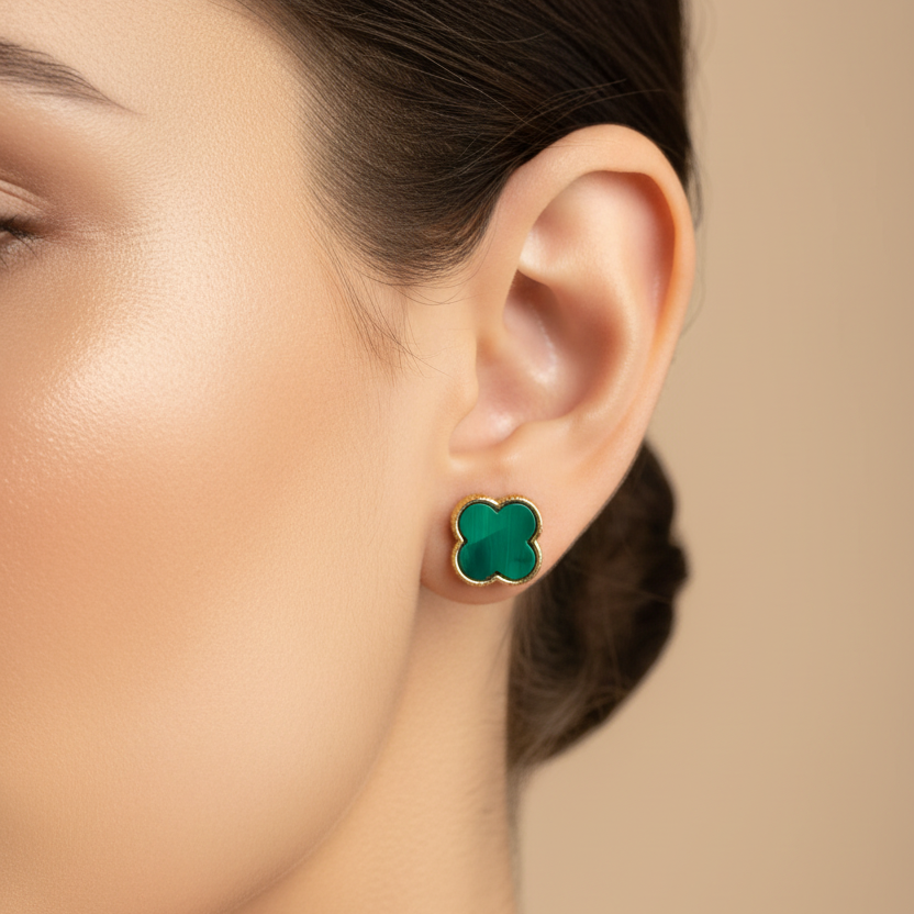 Topos de oro 18K trébol verde en oreja